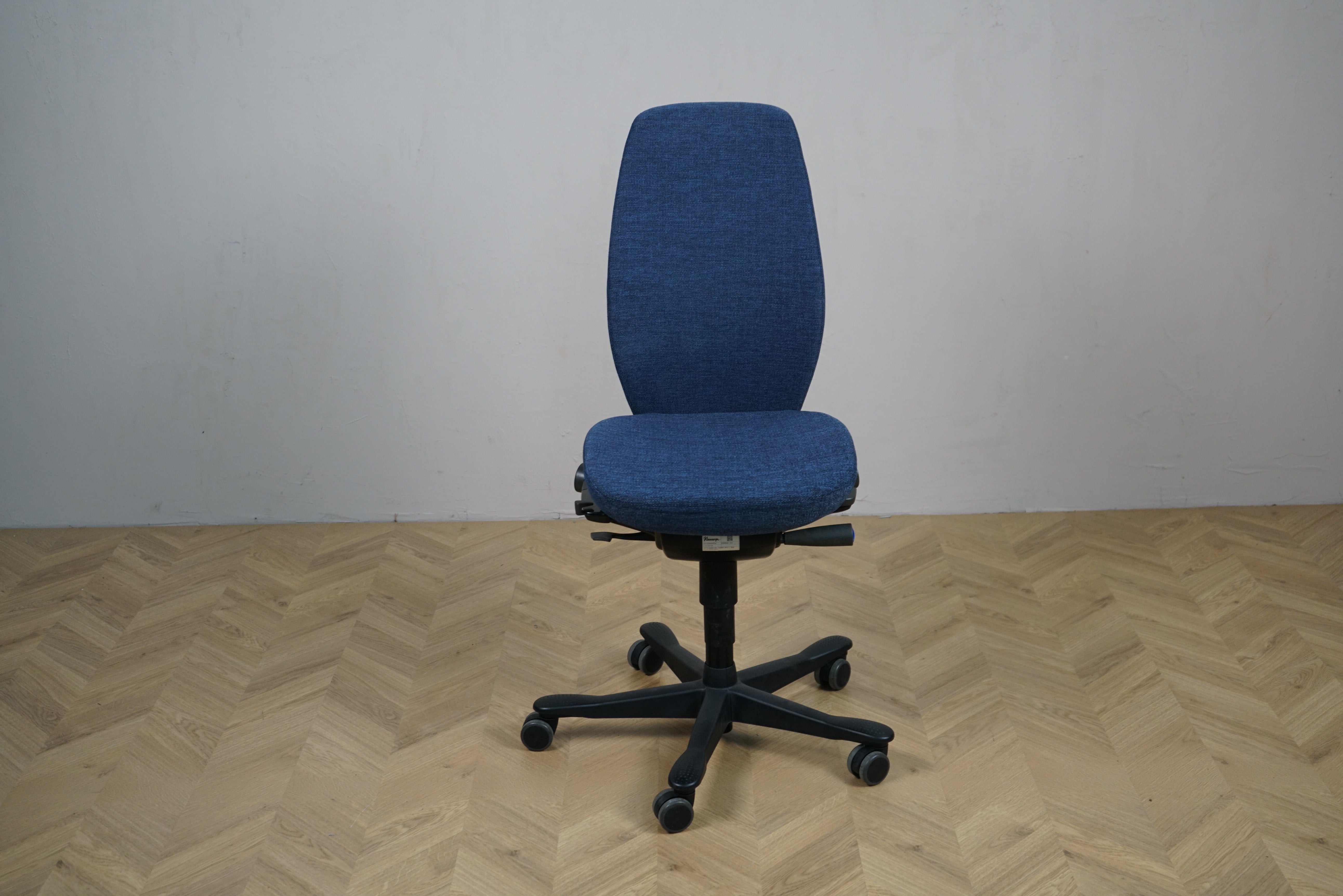 Kinnarps blå kontorstol set forfra – ergonomisk kontorstol med polstret sæde og ryg